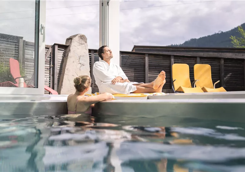 hallenbad-offen-paar-wasserundaussen-2